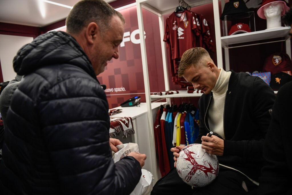 Meet and Greet whit Torino's Ivan Ilic and Torino’s Zanos Savva during the Serie A soccer match between Torino and Como at the Stadio Olimpico Grande Torino in Turin, north west Italy - Friday, October 25, 2024. Sport - Soccer . (Photo by Alberto Gandolfo/LaPresse)